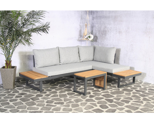 Gartensitzgruppe mit Ecksofa, Holztischen und Dekoration auf einer Terrasse