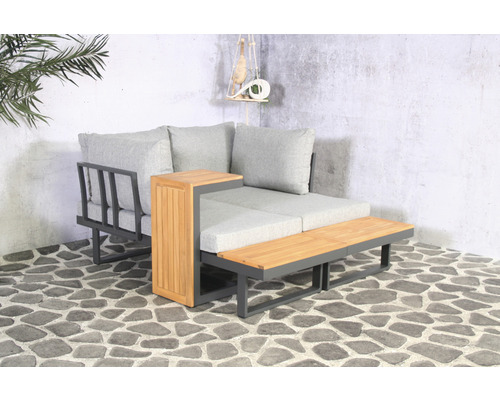 Gartensitzgruppe mit grauem Metallrahmen, Holzelementen und grauen Kissen