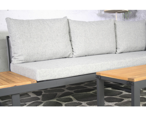 Gartensitzgruppe mit grauen Kissen und Holztisch