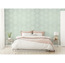 Schlafzimmer mit gemusterter Tapete, Bett und Nachttischen.