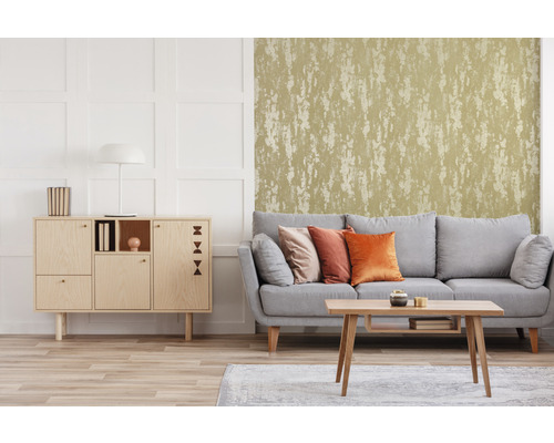 Wohnzimmer mit Sofa, Couchtisch und Kommode vor einer gemusterten Tapete