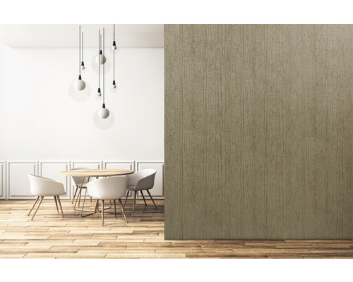 Modernes Interieur mit Esstisch, Stühlen und Wandtapete