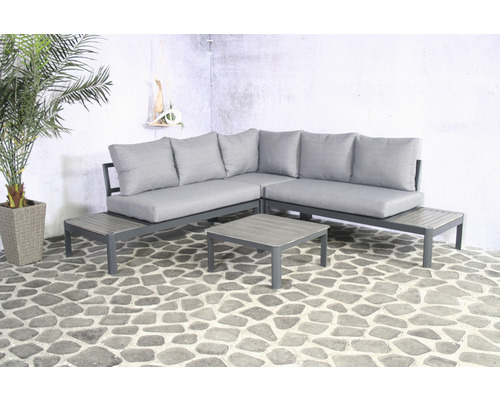 Graue Gartenlounge mit Ecksofa, Kissen und Tisch auf einer Terrasse.