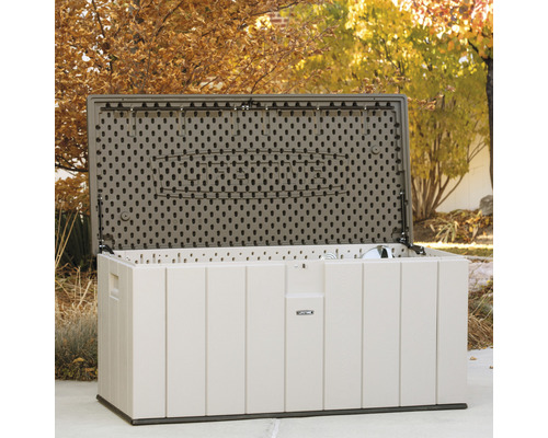 Geöffnete Gartenbox zur Aufbewahrung im Außenbereich