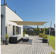 Terrasse mit Sonnensegel, Gartenmöbeln und Holzboden