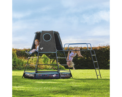 Spielplatz mit Klettergerüst, Zelt und zwei spielenden Kindern im Garten.