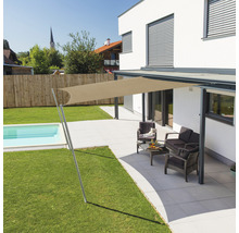Sonnensegel über einer Terrasse mit Gartenmöbeln und Pool