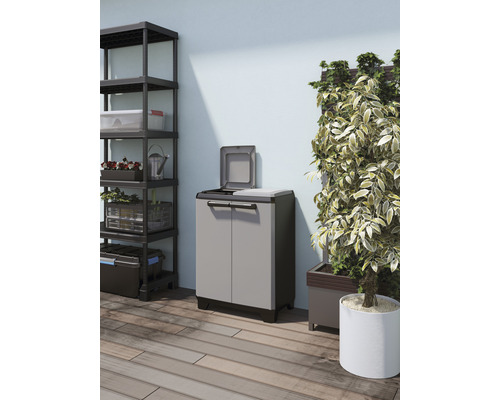 Außenbereichszene mit Aufbewahrungsschrank, Regal und Pflanze