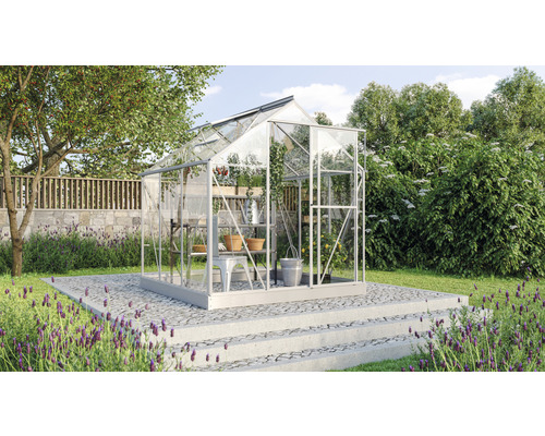 Gewächshaus im Garten mit Regalen und Gartenzubehör