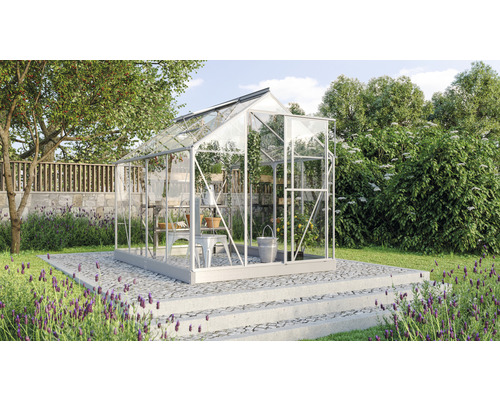 Gewächshaus im Garten mit Pflanzenregalen und Gartenzubehör