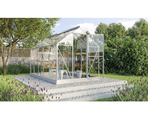 Gewächshaus im Garten mit Regalen und Gartenzubehör.