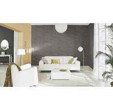 Wohnzimmer mit weißem Sofa, Sessel, Couchtisch und gemusterter Tapete