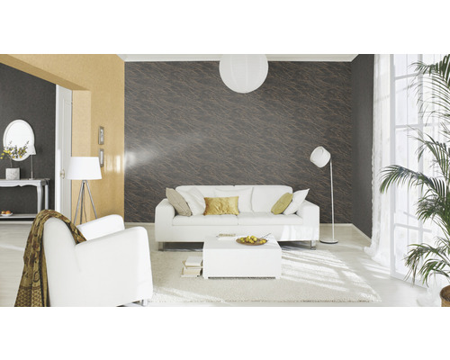 Helles Wohnzimmer mit Sofa, Sessel, Teppich und gemusterter Tapete