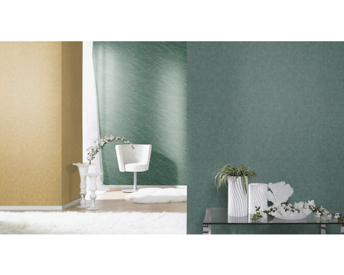 Innenraum mit verschiedenen Tapetenmustern, Stuhl und Dekorationsgegenständen für eine moderne Raumgestaltung.