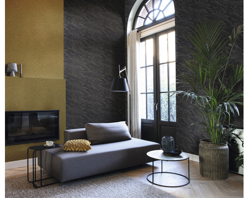 Wohnzimmer mit Sofa, Tisch, Zimmerpflanze und gemusterter Tapete