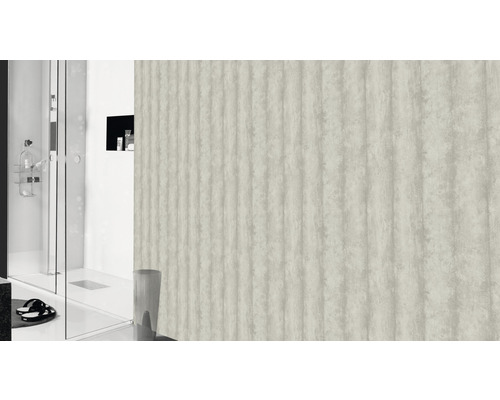 Badezimmer mit Dusche und grauer Tapete mit Streifenmuster