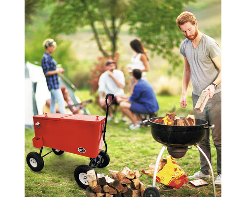 Szene im Freien mit Grill, Kühlbox auf Rädern und einer Gruppe von Personen