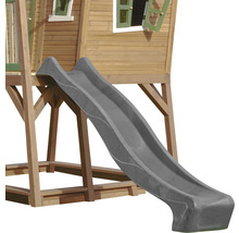 Graue Kinderrutsche an einem Spielhaus