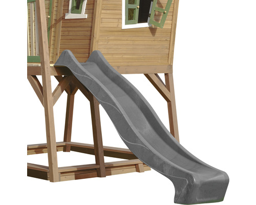 Graue Kinderrutsche an einem Spielhaus