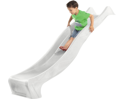 Junge rutscht auf einer hellen Kinderrutsche