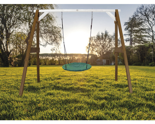 Holzschaukel mit runder Sitzfläche auf Rasen