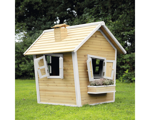 Holzspielhaus mit Fenster und Blumenkasten im Garten