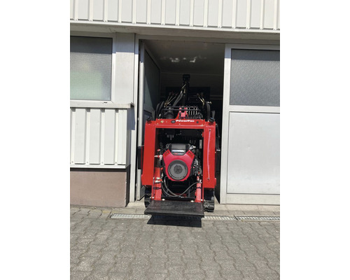 Motorgerät mit Kettenantrieb vor Lagereingang