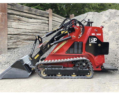 Roter PowerPac ML300 Minilader mit Raupenantrieb und Schaufel