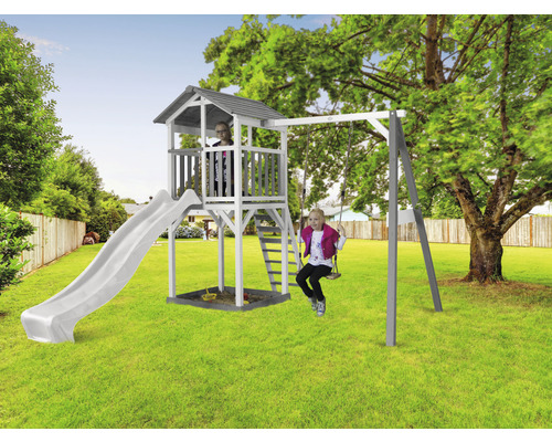 Spielplatz mit Turm, Rutsche, Sandkasten und Schaukel im Garten