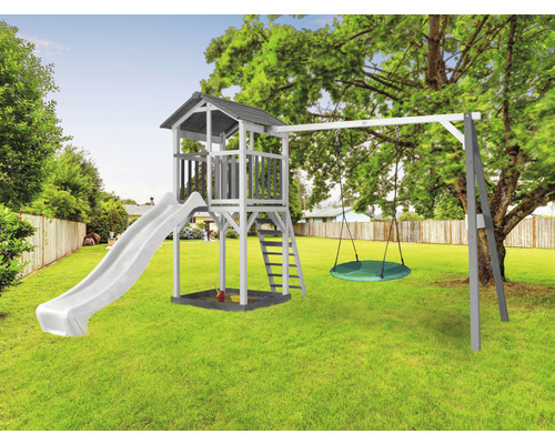 Spielturm mit Rutsche, Schaukel und Sandkasten im Garten