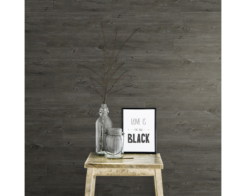 Holzwandverkleidung mit Dekoration auf einem Hocker