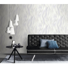 Wohnzimmer mit dreidimensionaler Tapete, Sofa, Tisch und Lampen