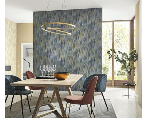 Esszimmer mit Holztisch, Stühlen und gemusterter Tapete