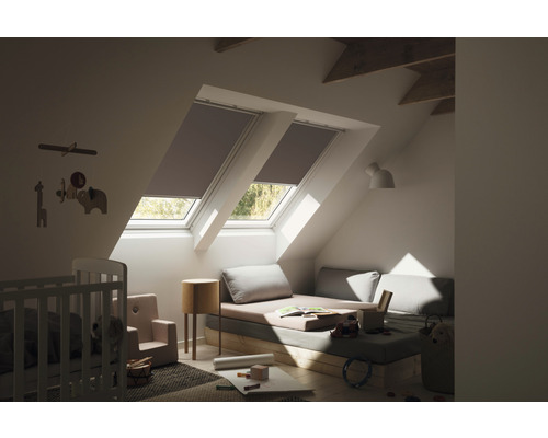 Dachgeschosszimmer mit Dachfenstern und Verdunkelungsrollos, Kinderbett und Spielbereich