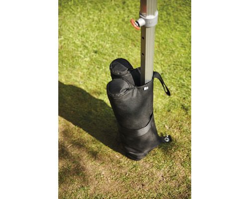 Schirmständer mit Sandsäcken zur Beschwerung auf Rasen