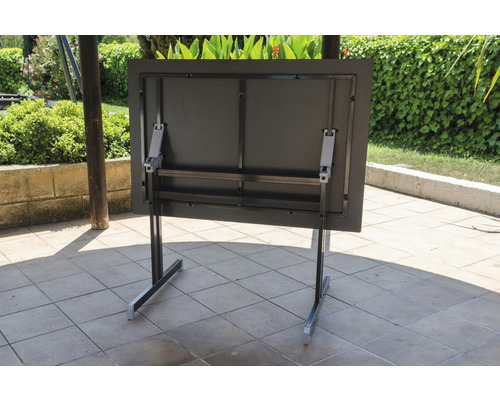 Rückansicht eines höhenverstellbaren Gartentisches mit Metallrahmen