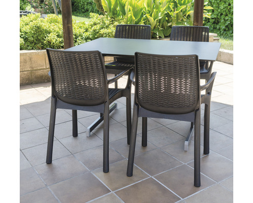 Gartentisch mit vier Stühlen auf einer Terrasse