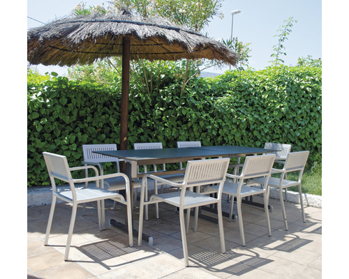 Gartenszene mit Esstisch, Stühlen und Sonnenschirm