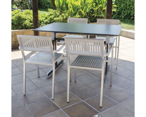 Gartentisch mit vier Gartenstühlen auf einer Terrasse
