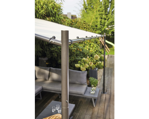 Terrasse mit Terrassenüberdachung, Gartenmöbeln und Dekoration