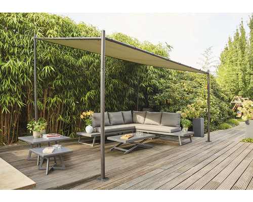 Gartenszene mit Pavillon, Lounge-Möbeln und Beistelltischen auf einer Holzterrasse