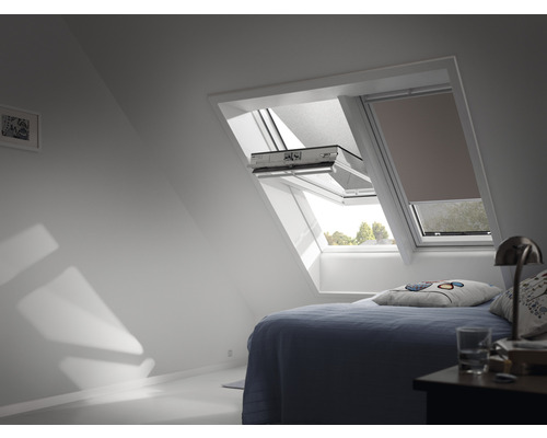 Schlafzimmer mit Dachfenster und Verdunkelungsrollo für ein helles, freundliches Ambiente