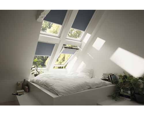 Helles Dachzimmer mit Dachfenstern und Rollos