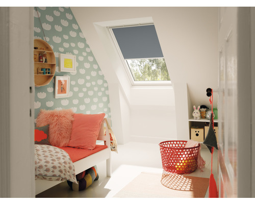 Helles Kinderzimmer mit Dachfenster, Verdunkelungsrollo, Bett, Regalen und Spielzeug
