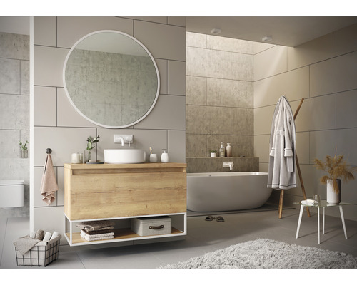 Badezimmer mit Waschtischunterschrank, Spiegel, Badewanne und Accessoires in hellem Design