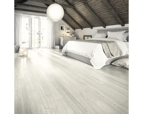 Heller Schlafraum mit Dachschräge, Holzbalken und hellem Holzboden