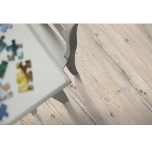 Holzboden mit Tisch und Puzzle im Raum