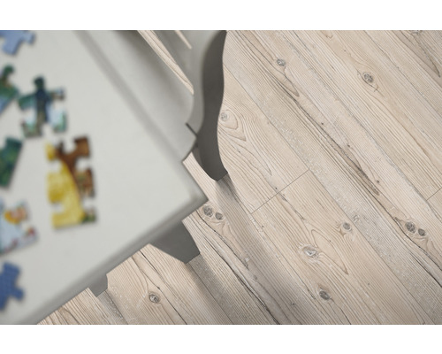 Holzboden mit Tisch und Puzzle im Raum