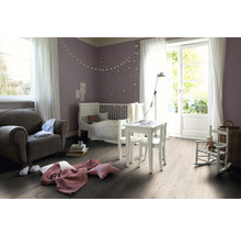 Kinderzimmer mit Bett, Sessel, Tischgruppe und Holzboden