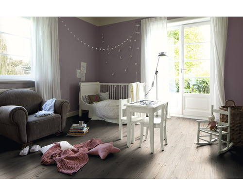 Kinderzimmer mit Bett, Sessel, Tischgruppe und Holzboden